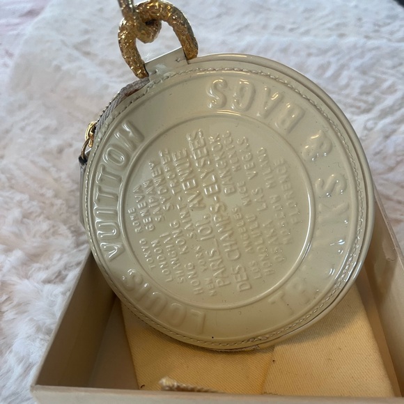 LOUIS VUITTON
Limited Edition Perle Vernis Trunks & Bags Round Coin Purse - Picture 9 of 13